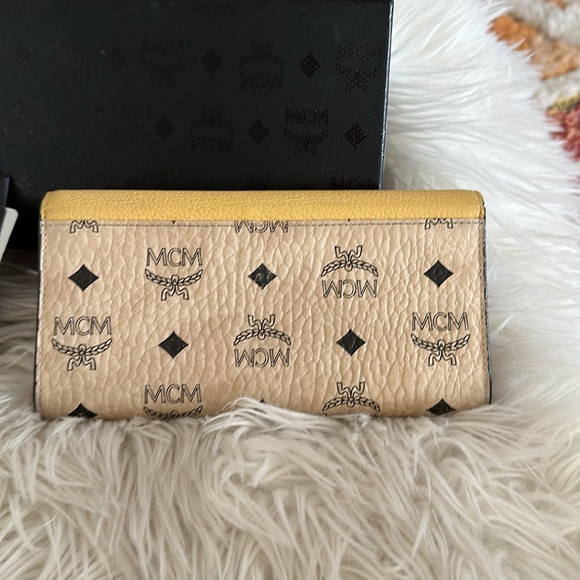Beautiful MCM wallet - Picture 4 of 5